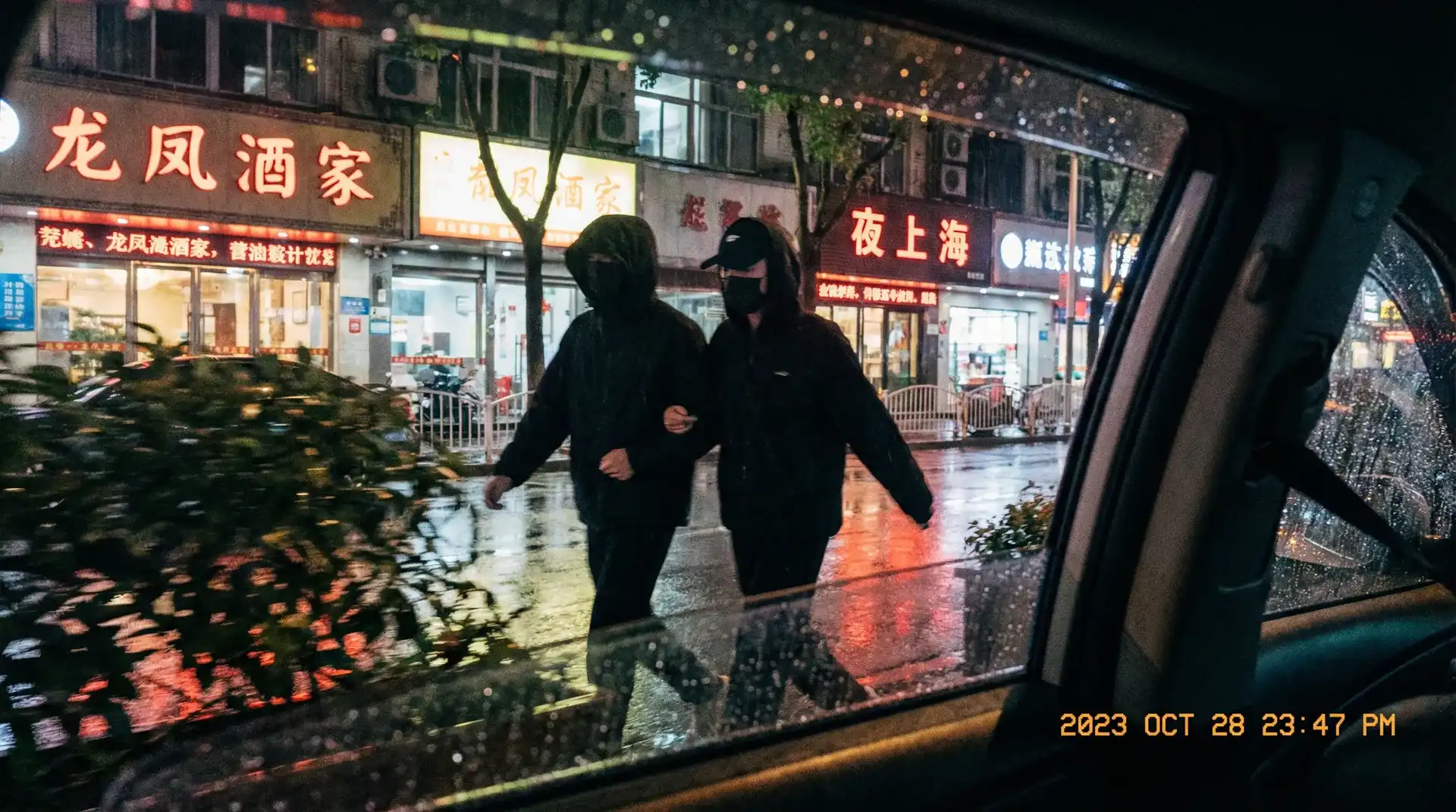 【51网】51网官网 - 最新资讯51网传媒聚集地 - 顶流明星深夜密会现场抓拍照片